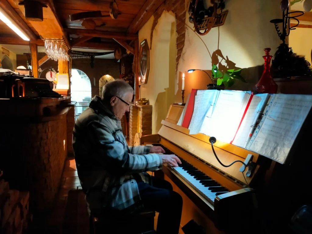 義式餐廳 Il Calabrese彈鋼琴的伯伯